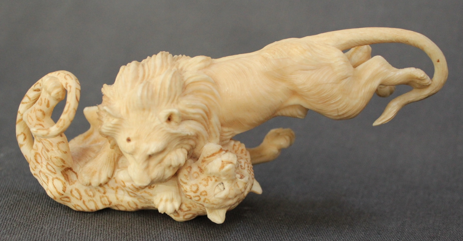 A resin group of a lion and a leopard